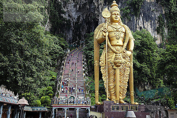 Blick auf die Lord Murugan-Statue in den Batu-Höhlen gegen eine Treppe