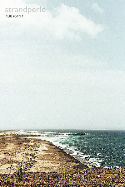 Szenische Ansicht des Strandes gegen den Himmel