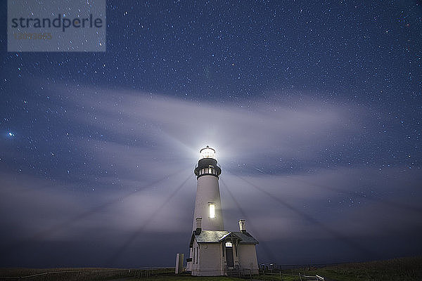 Majestätische Ansicht des beleuchteten Leuchtturms gegen das Sternenfeld im Cape Blanco State Park
