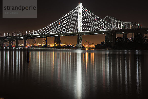 Beleuchtete Oakland-Bay-Brücke über die Schatzinsel in der Stadt bei Nacht
