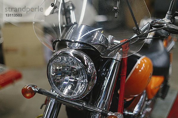Hochwinkel-Nahaufnahme eines Motorrads in einer Autowerkstatt