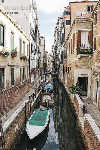 Boote liegen im Kanal inmitten von Gebäuden in der Stadt