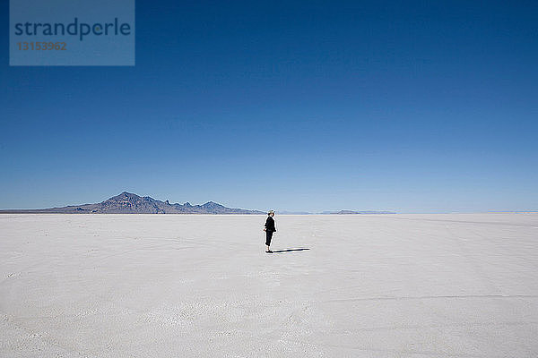 Frau auf den Bonneville Salt Flats,  Tooele County,  Utah,  USA