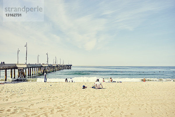 Menschen entspannen sich neben dem Pier,  Venice Beach,  Los Angeles,  Kalifornien