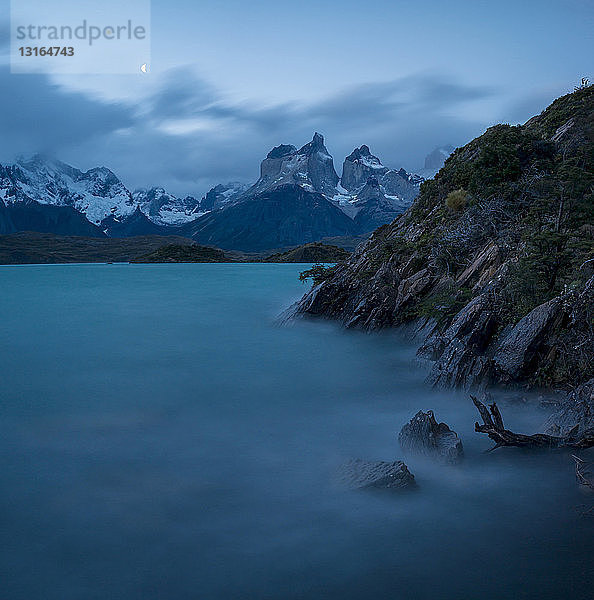 Dämmerung über dem Lago Pehoe,  Torres del Paine Nationalpark,  Patagonien,  Chile