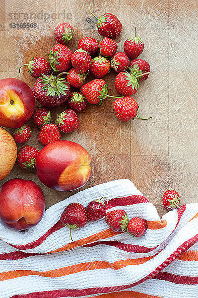 Pfirsiche und Erdbeeren,  Draufsicht