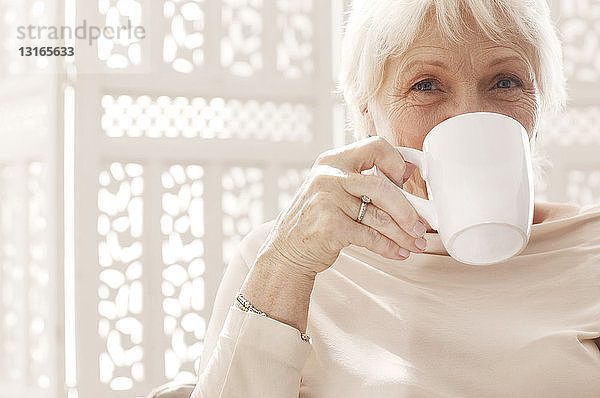 Ältere Frau beim Kaffeetrinken,  Porträt
