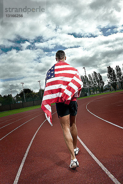 Sprinter läuft mit US-Flagge auf der Sportstrack