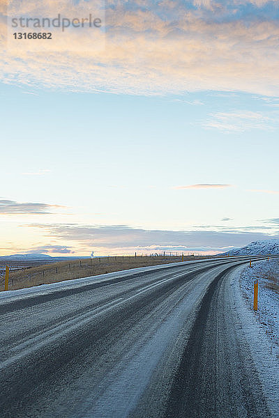 Landstraße bei Sonnenuntergang,  Island