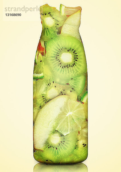 Kiwi,  Apfel und Limette in der Flasche