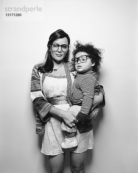 Mutter und kleiner Sohn mit großer Brille