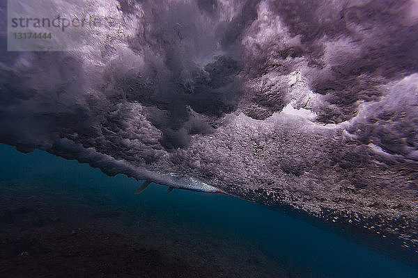 Malediven,  Unterwasser-Ansicht der Welle,  Surfbrett,  Unterwasseraufnahme