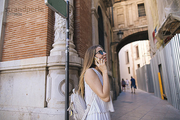 Spanien,  Valencia,  Frau am Telefon in der Stadt