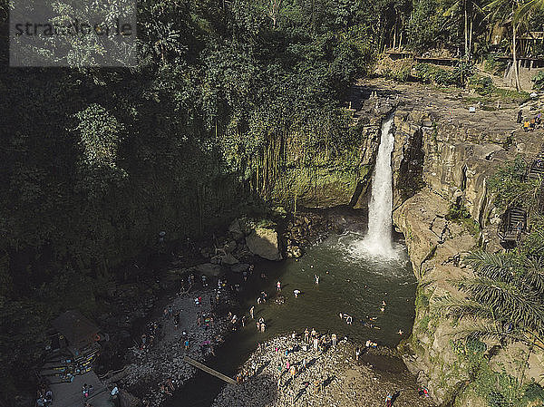 Indonesien,  Bali,  Wasserfall und Menschen