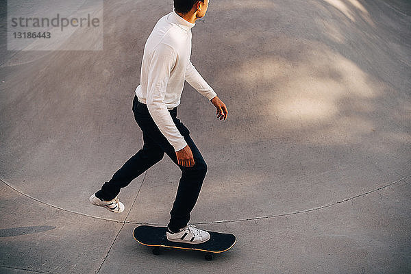 Hochwinkelansicht eines Mannes beim Skateboarden im Park