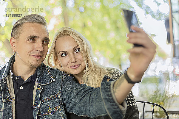 Paar nimmt Selfie mit Kamera-Handy