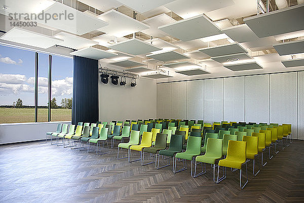 Grüne Stühle in einem Präsentationsraum