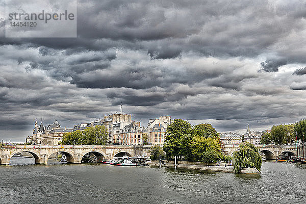 Paris,  6. Bezirk. Die Ile de la Cite von der Pont des Arts aus. Stürmischer Himmel.