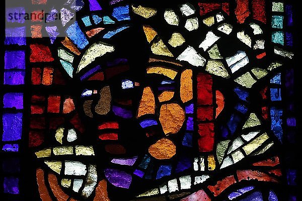 Kirche Notre-Dame des Alpes. Glasfenster von Alexandre Cingria. Zwei weise Männer oder Heilige Drei Könige. Le Fayet. Frankreich.
