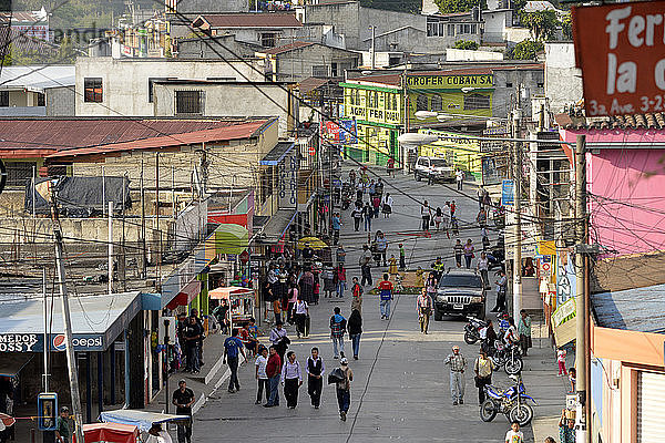 eine Straße in Coban,  Guatemala,  Zentralamerika.