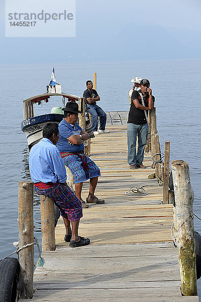 eine Anlegestelle am Atitlan-See,  Guatemala,  Mittelamerika.