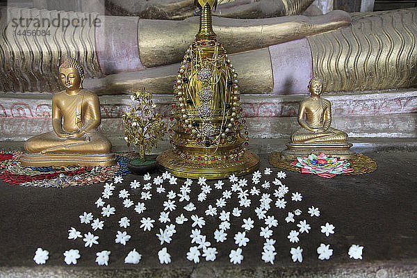 Sri Lanka,  Kandy,  Buddhistischer Tempel Gadaladeniya,  Buddha-Statue