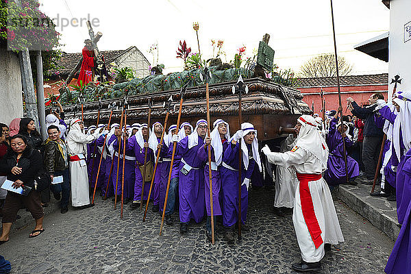 Prozession in der Karwoche,  Antigua,  Guatemala,  Mittelamerika.
