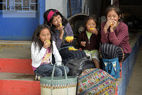 Junge Mädchen essen Früchte,  Atitlan-See,  Solola-Markt,  Guatemala,  Mittelamerika.