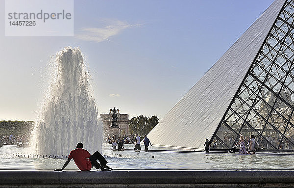 Frankreich,  Paris,  Louvre-Museum,  Pyramide von Pei im Hof von Napoleon. Obligatorischer Kredit: Architecte Ieoh Ming Pei