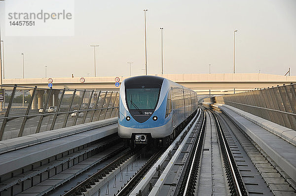 Vereinigte Arabische Emirate,  Marina Dubai,  rote Linie der Metro