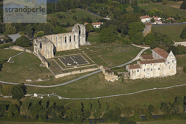 Frankreich, Vendee Maillezais,  Abbaye Saint-Pierre de Maillezais (Luftaufnahme) /