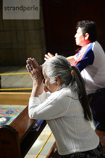 Menschen beten in der Kirche von Coban,  Guatemala,  Mittelamerika.
