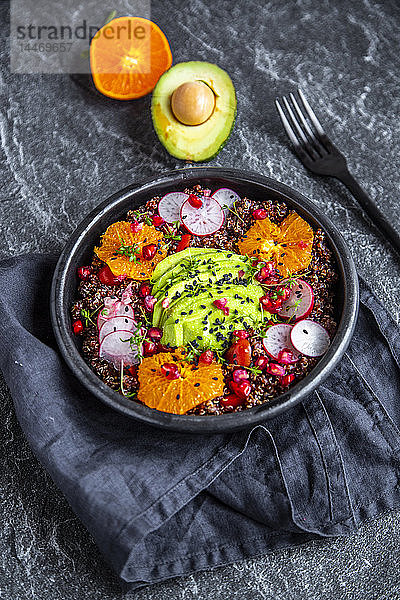 Roter Quinoa-Salat mit Avocado,  Tomaten,  roten Radieschen,  Granatapfelkernen,  schwarzem Sesam und Kresse