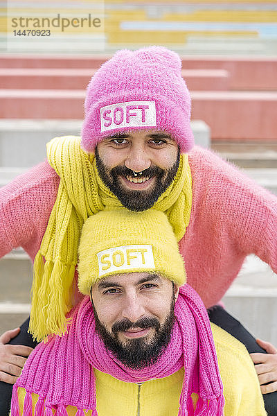 Porträt eines lächelnden homosexuellen Paares mit Mützen mit dem Wort soft .