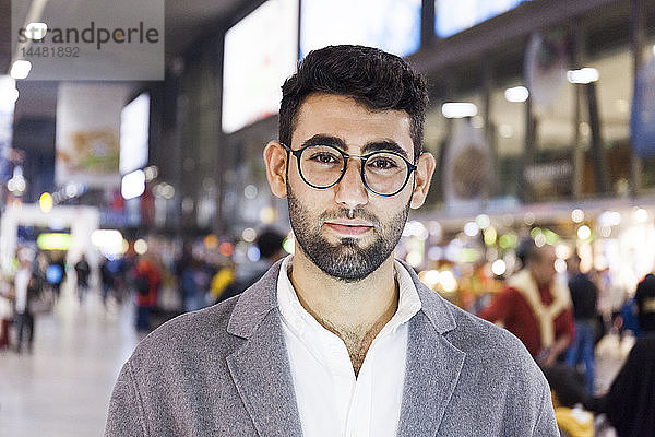 Deutschland,  München,  Porträt eines jungen Geschäftsmannes am Hauptbahnhof