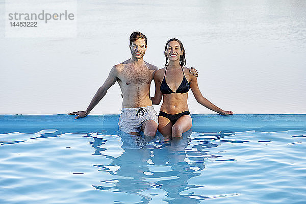 Junges Paar im Schwimmbad