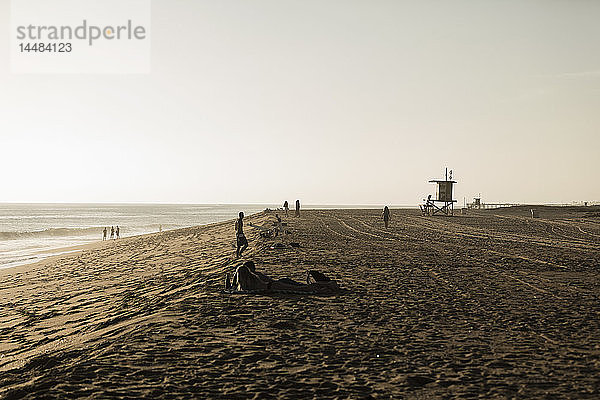 Menschen entspannen sich am sonnigen Strand,  Newport Beach,  Orange County,  Kalifornien,  USA