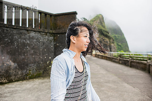 Frau mit windgepeitschtem Haar,  Nu'uanu Pali Lookout,  Oahu,  Hawaii