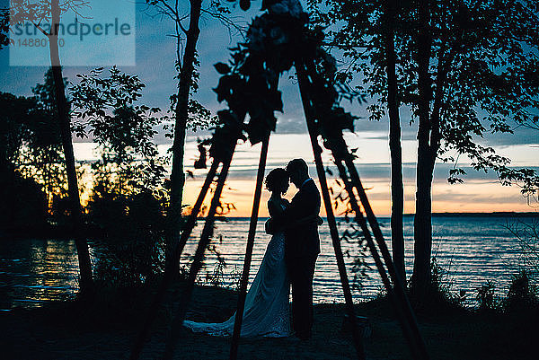 Romantisches Brautpaar am Seeufer in der Abenddämmerung,  Ontariosee,  Toronto,  Kanada