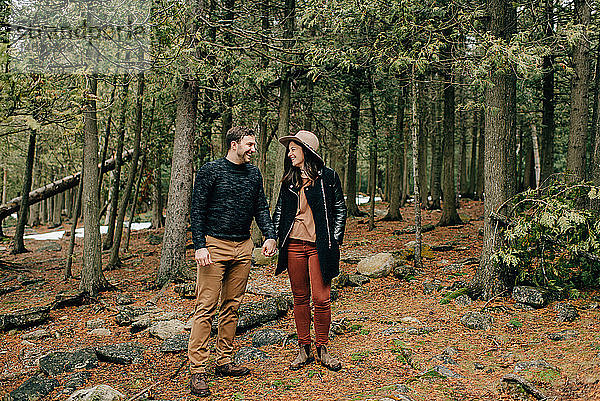 Paar wandert im Wald,  Tobermory,  Kanada