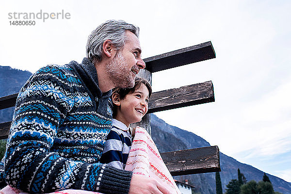Junge und Vater mit Decke am Seepier,  Comer See,  Onno,  Lombardei,  Italien