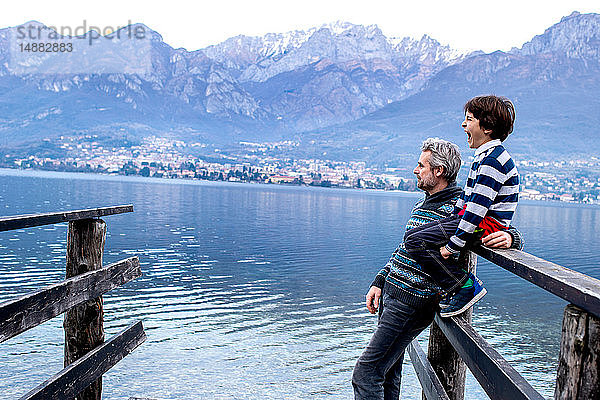 Junge und Vater schauen von der Seebrücke aus,  Comer See,  Onno,  Lombardei,  Italien