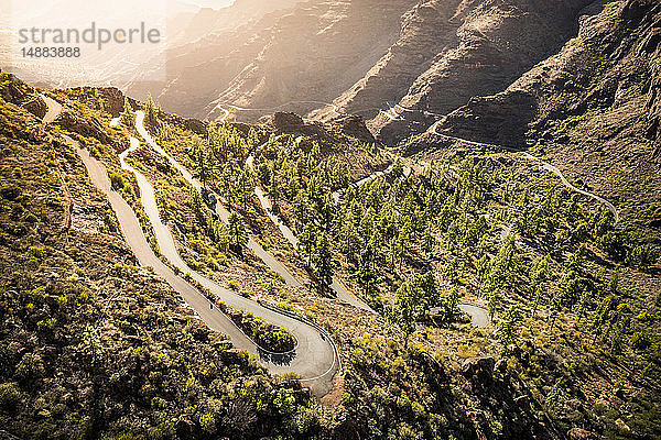 Kurvige Bergstraße (GC-605) von Mogán in die Berge. Südwestküste von Gran Canaria,  Mogan,  Kanarische Inseln,  Spanien