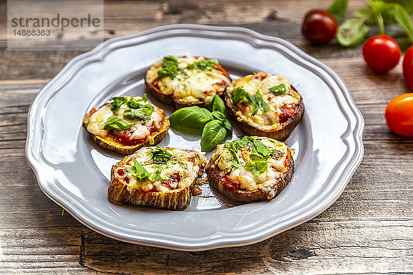 Auberginenpizza,  Auberginenscheiben mit Tomatensauce und Käse,  überbacken,  Low Carb