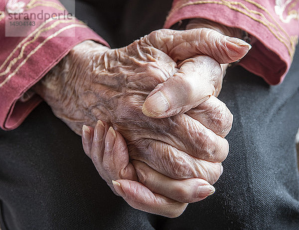 Die Hände einer älteren Frau sind in nachdenklicher Ruhe gefaltet; Olympia,  Washington,  Vereinigte Staaten von Amerika