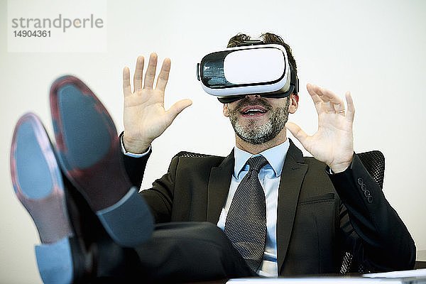 Geschäftsmann mit Virtual-Reality-Headset im Büro