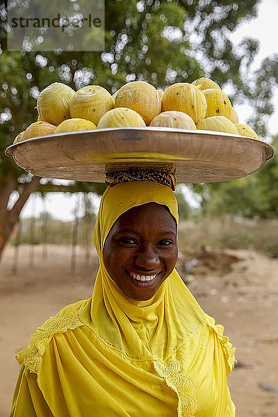 Junge Frau verkauft Obst in Koupela,  Burkina Faso,  Afrika