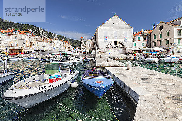 Blick vom Hafen auf die Kathedrale und das Arsenal von Sveti Stjepan,  Hvar,  Insel Hvar,  Dalmatien,  Kroatien,  Europa