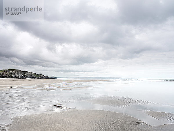 Wolkenformationen und nasser Sand auf dem weitläufigen Strand von Sandymouth,  mit Blick auf Bude,  Cornwall,  England,  Vereinigtes Königreich,  Europa
