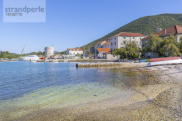 Blick auf kleine Hafenboote und Restaurants in Mali Ston,  Dubrovnik Riviera,  Kroatien,  Europa